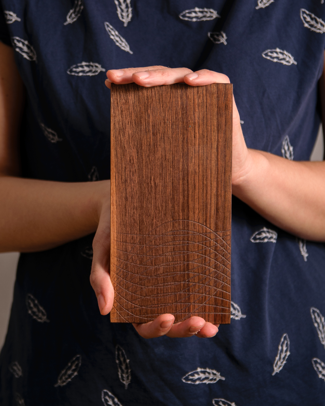 Tabla de nogal con grabado curvas · Neboa na ría