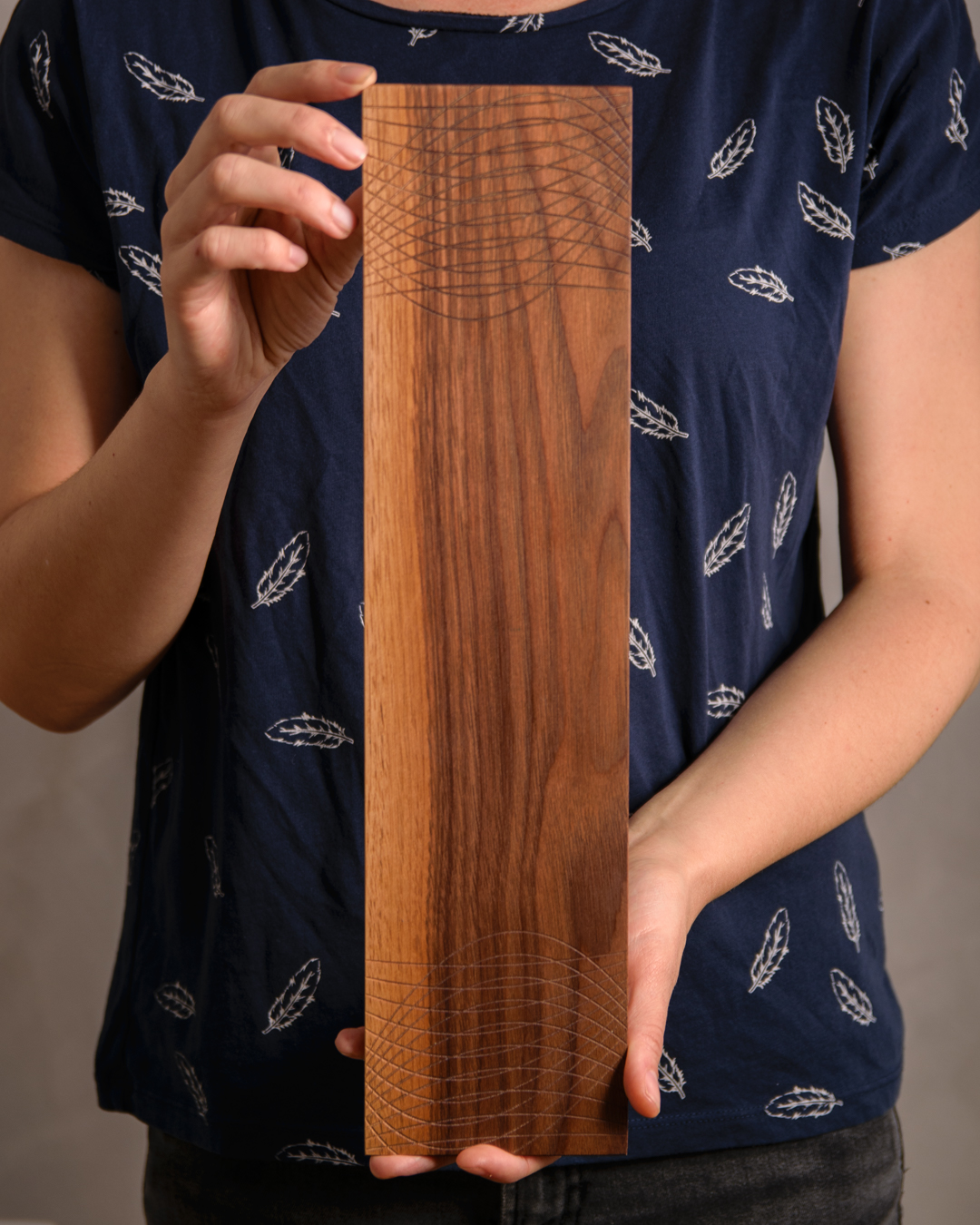 Tabla de nogal con grabado curvas · Neboa na ría