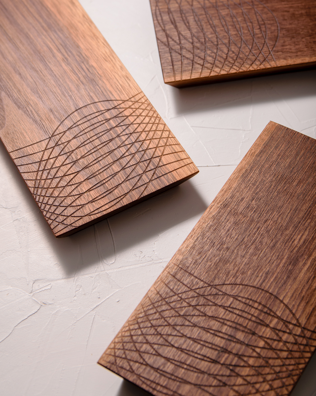 Tabla de nogal con grabado curvas · Neboa na ría